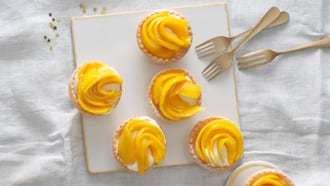 Tartelettes à la crème de coco avec coiffe de mangue