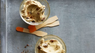 Frozen yogurt al caffè con biscotti al cioccolato