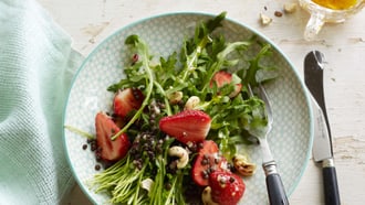 Salade de roquette, fraises et lentilles avec noix de cajou et vinaigrette au miel