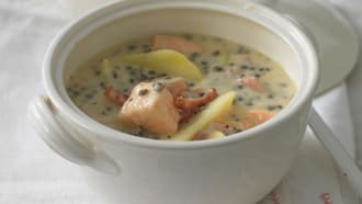 Zuppa di lenticchie e salmone con panna acidula