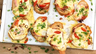 Crostoni al formaggio e prosciutto