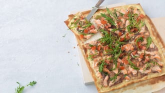 Focaccia con salmone e olive