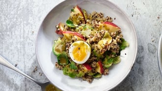 Salade de quinoa aux choux de Bruxelles avec sauce au chanvre