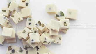 Weisse-Schokolade-Fudge mit Pistazien