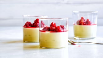 Pudding al tè matcha con lamponi