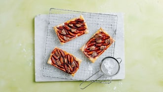 Sfoglie alle prugne con barrette al cioccolato
