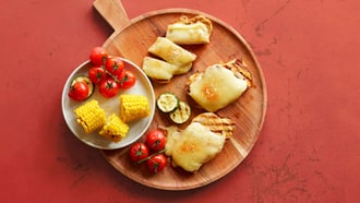 Steaks grillés avec fromage et légumes