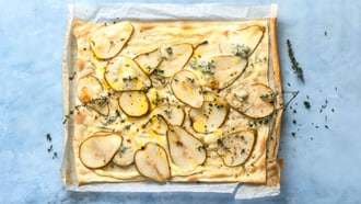 Tarte flambée avec poire et fromage à pâte persillée