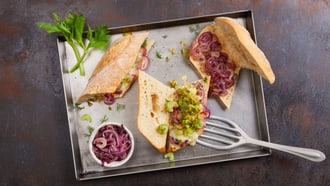 Baguette à la raclette avec topping aux concombres