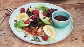Salade avec halloumi et framboises