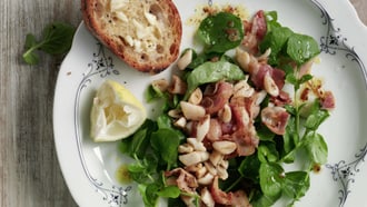 Insalata tiepida di cannolicchi con baguette all'aglio