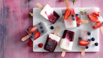 Popsicle alle bacche e allo yogurt