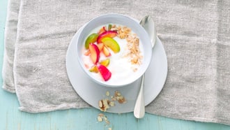 Bowl au yogourt et aux prunes