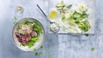 Salade de choux avec médaillons de porc