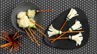 Scopa di strega al formaggio e bastoncini salati