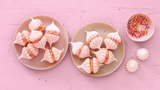 Petites meringues roses à la crème au beurre