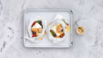 Filetti di pesce al cartoccio con olive e burro al balsamico