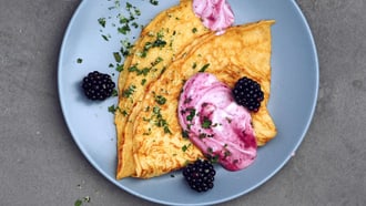 Vollkorn-Crêpes mit Brombeersauce