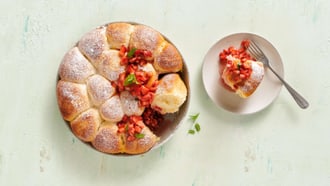 Zitronen-Dampfnudeln mit Erdbeeren