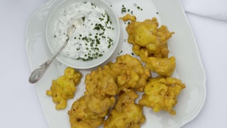 Frittelle di mais e patate dolci con yogurt alle erbe