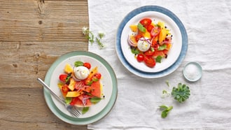 Melonen-Tomaten-Salat mit Burrata und Aceto-Perlen