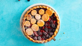 Pie aux pommes et aux mûres