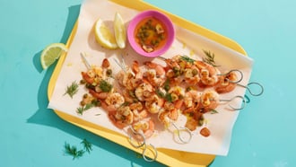 Spiedini di gamberetti con vinaigrette all’aglio