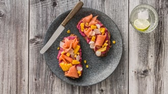 Lachs-Tartine mit Hummus