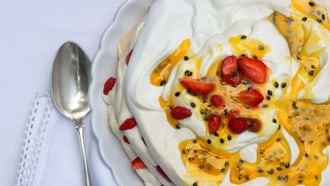 Meringue-Torte mit Passionsfruchtsauce