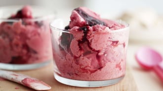 Yogourt glacé à la framboise avec coulis de myrtilles