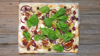 Focaccia alsaziana allo sgombro e alle more
