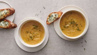 Zuppa di cipolle con crostini al roquefort