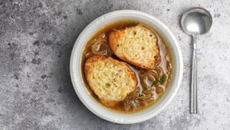 Zwiebelsuppe mit Greyerzertoast