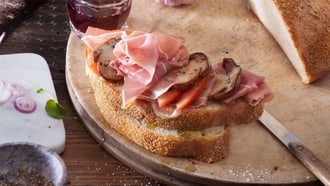 Panino mit Prosciutto crudo San Pietro und Steinpilzen