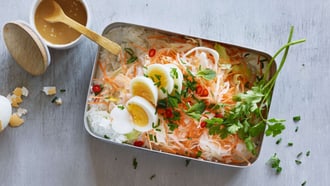 Salade de riz asiatique avec œuf