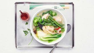 Zuppa di pasta e verdure con pollo