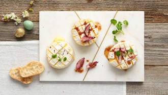 Formaggio a pasta molle con miele di pino
