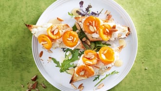 Baguette au chèvre avec amandes fumées