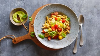 Rote-Linsen-Pasta mit Avocadocreme