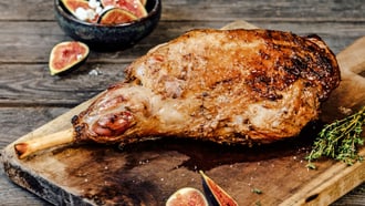 Gigot d'agnello con feta e fichi