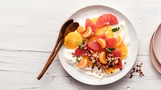 Zitrusfrüchte mit Mandelquark und Granola