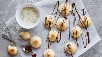 Piccoli dolcetti al cocco con cioccolato