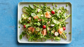 Salade aux asperges et au saumon