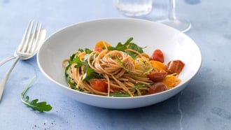 Spaghetti di lenticchie gialle con pomodori e rucola