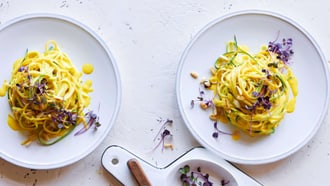 Zucchetti-Spaghetti mit Safran