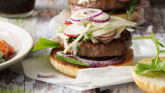 Hamburger con insalata di finocchio