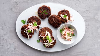 Hacktätschli mit Radieschen-Kohlrabi-Relish