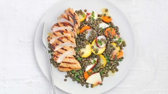 Linsensalat mit Nektarinen und mariniertem Poulet