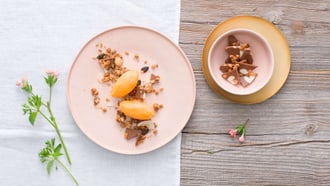 Sorbetto di melone con granola e cioccolato