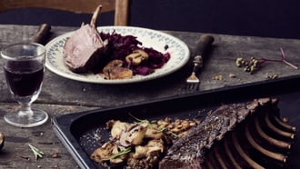 Hirschrack mit Beeren-Rotkraut und Steinpilzen